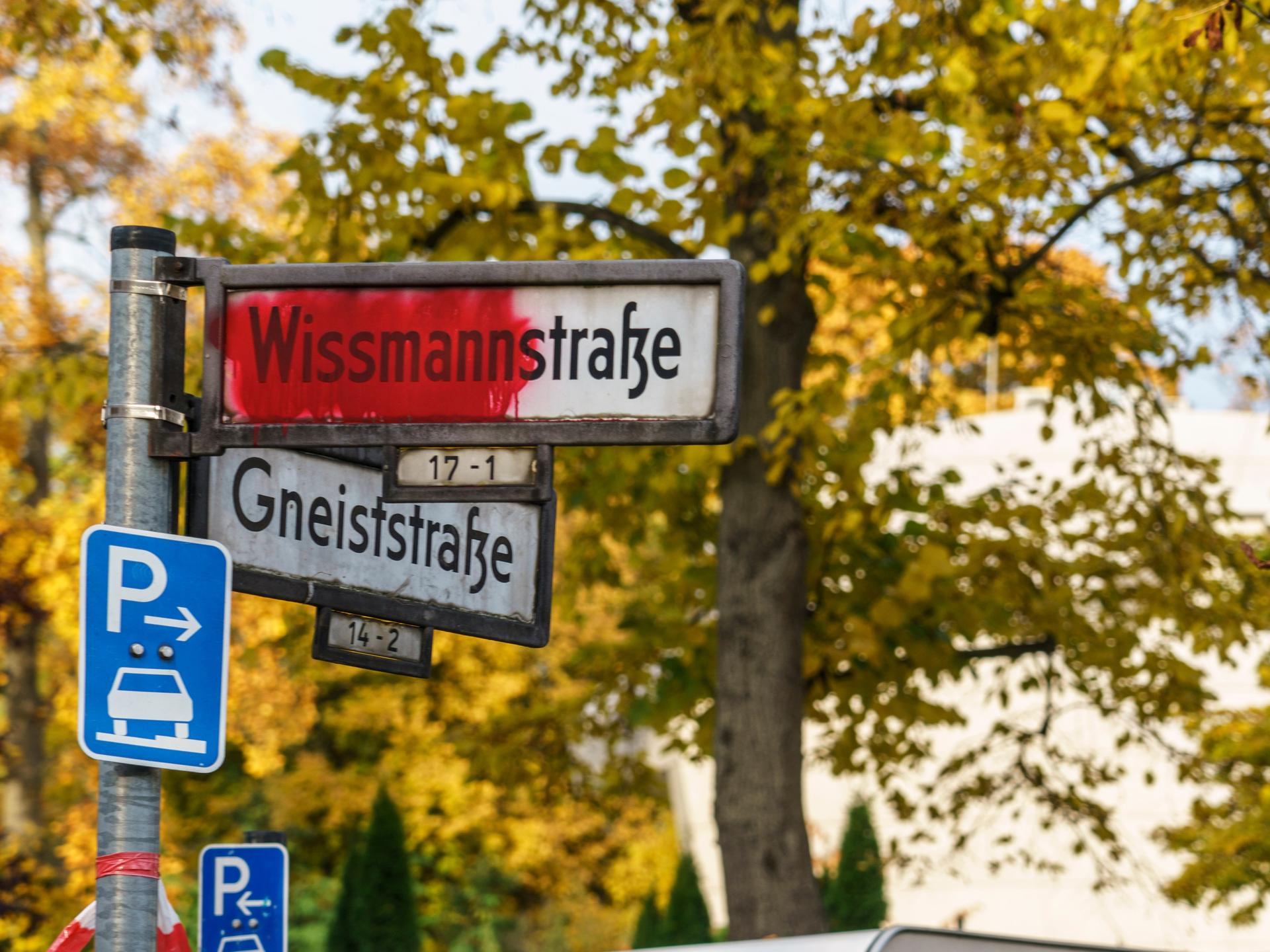 Rot übermaltes Straßenschild der Wissmannstraße in Berlin-Grunewald, Bezirk Wilmersdorf-Charlottenburg. 