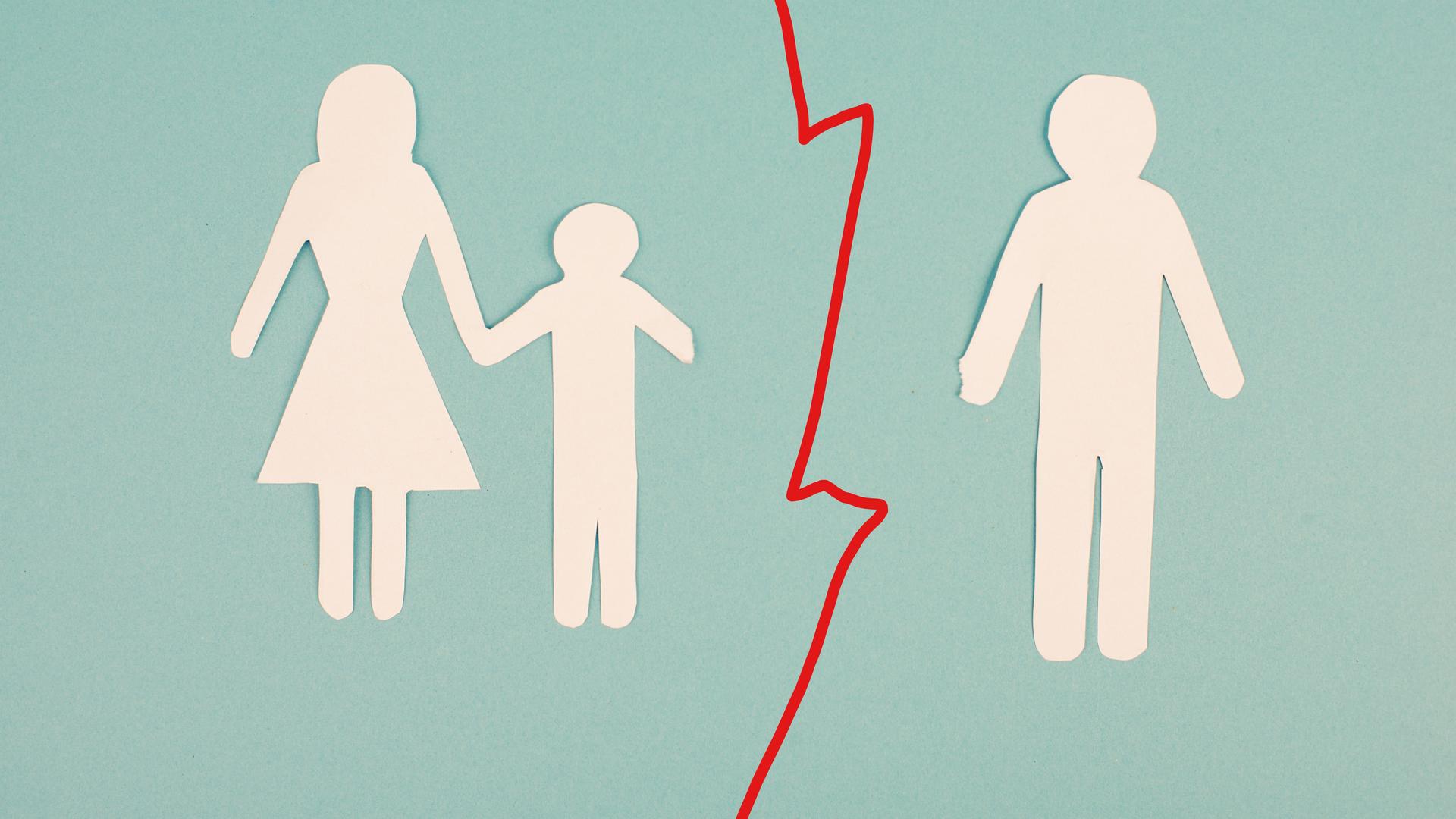 Das Bild zeigt auf Papier ausgeschnittene Umrisse dreier Personen. Links: ein Kind an der Hand einer Mutter. Rechts: der Vater. Zwischen Mutter und Kind auf der linken und dem Vater auf der rechten Seite verläuft eine rot gezackte Trennlinie.