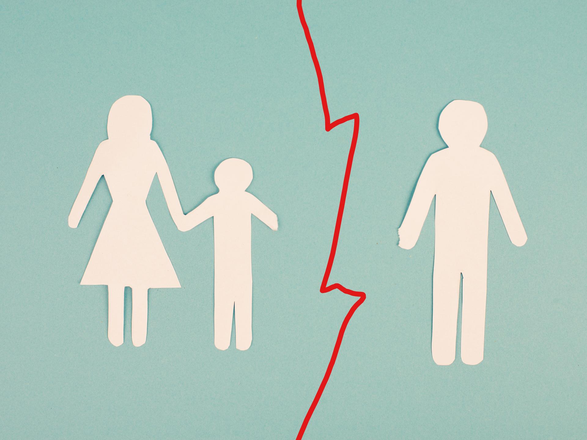 Das Bild zeigt auf Papier ausgeschnittene Umrisse dreier Personen. Links: ein Kind an der Hand einer Mutter. Rechts: der Vater. Zwischen Mutter und Kind auf der linken und dem Vater auf der rechten Seite verläuft eine rot gezackte Trennlinie.