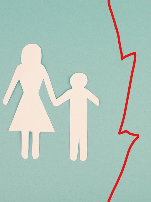 Das Bild zeigt auf Papier ausgeschnittene Umrisse dreier Personen. Links: ein Kind an der Hand einer Mutter. Rechts: der Vater. Zwischen Mutter und Kind auf der linken und dem Vater auf der rechten Seite verläuft eine rot gezackte Trennlinie.