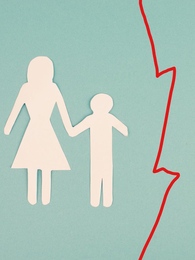 Das Bild zeigt auf Papier ausgeschnittene Umrisse dreier Personen. Links: ein Kind an der Hand einer Mutter. Rechts: der Vater. Zwischen Mutter und Kind auf der linken und dem Vater auf der rechten Seite verläuft eine rot gezackte Trennlinie.