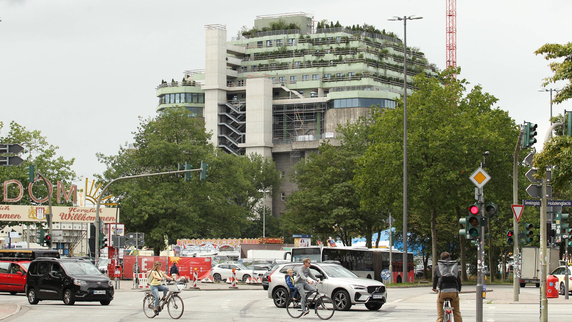 Der Bunker auf der Feldstraße in St. Pauli, Hamburg ist jetzt begrünt. Das Betongebäude hat ein grünes Dach bekommen und trägt zu mehr Sauerstoff in der Stadt bei.