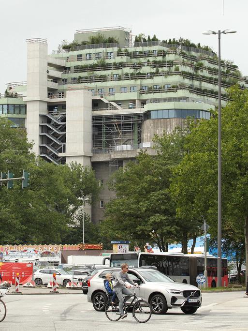 Der Bunker auf der Feldstraße in St. Pauli, Hamburg ist jetzt begrünt. Das Betongebäude hat ein grünes Dach bekommen und trägt zu mehr Sauerstoff in der Stadt bei.