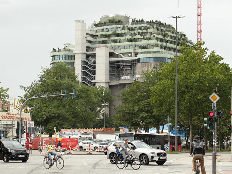 Der Bunker auf der Feldstraße in St. Pauli, Hamburg ist jetzt begrünt. Das Betongebäude hat ein grünes Dach bekommen und trägt zu mehr Sauerstoff in der Stadt bei.