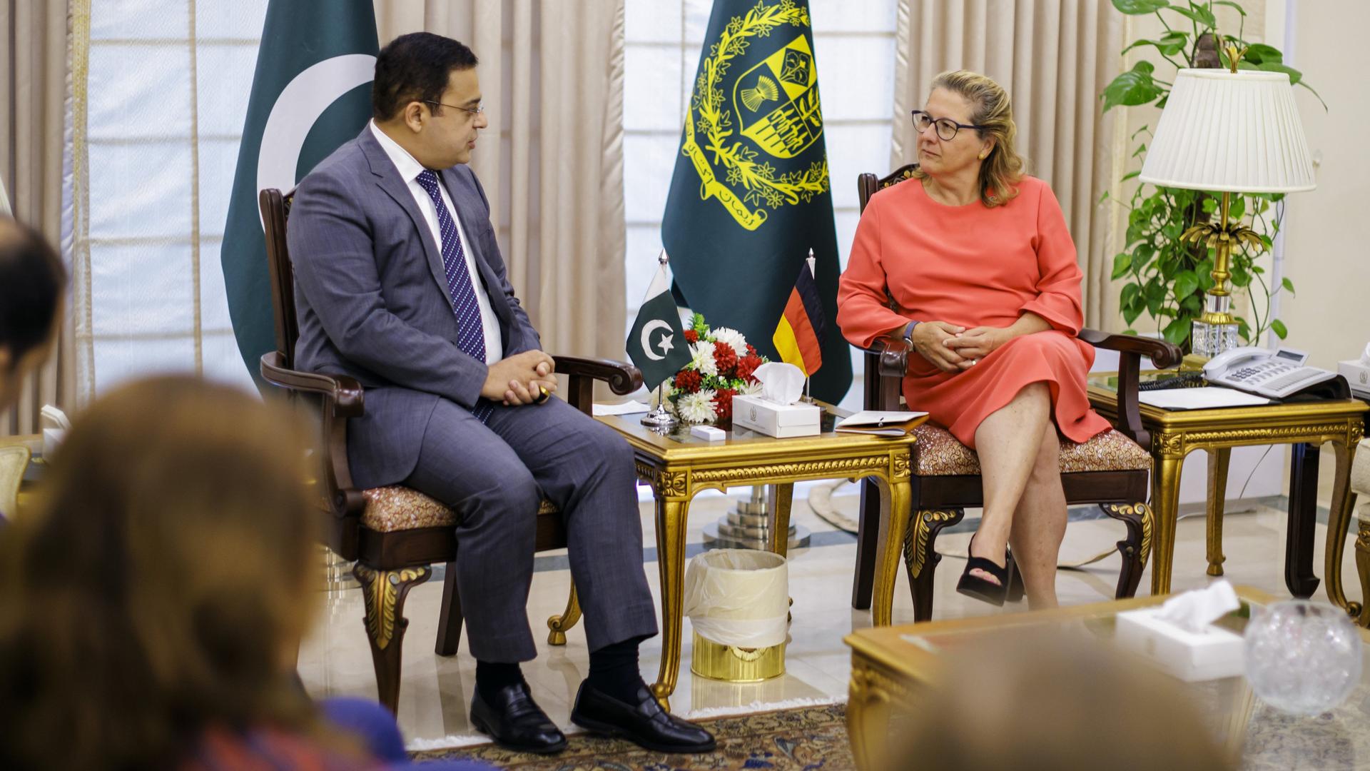 Svenja Schulze (SPD), Bundesministerin für wirtschaftliche Zusammenarbeit und Entwicklung, und der Minister für wirtschaftliche Angelegenheiten, Ahad Khan Cheema, sitzen bei einem Gespräch zusammen. Zwischen ihnen ein kleiner Tisch, hinter ihnen die Landesflaggen. Svenja Schulze (SPD), Bundesministerin für wirtschaftliche Zusammenarbeit und Entwicklung, und der Minister für wirtschaftliche Angelegenheiten, Ahad Khan Cheema, sitzen bei einem Gespräch zusammen. Zwischen ihnen ein kleiner Tisch, hinter ihnen die Landesflaggen.
