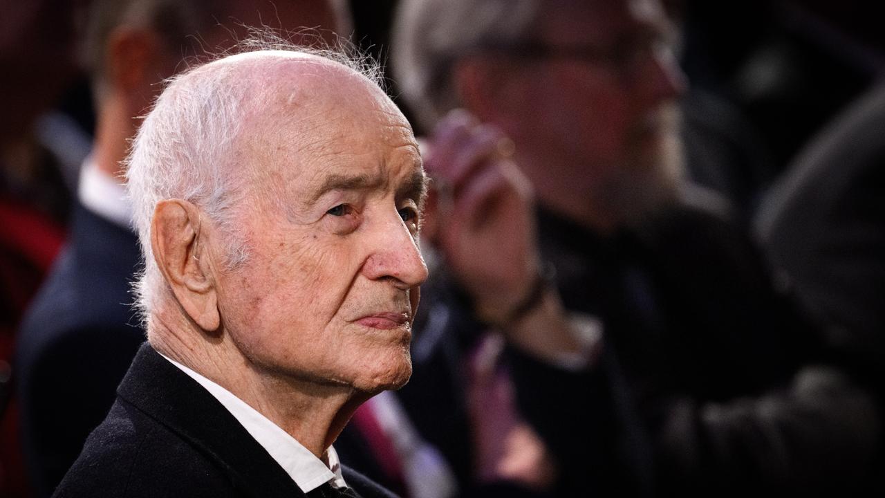 Schauspieler und Maler Armin Mueller-Stahl sitzt bei einem Symposium im Publi in der Akademie der Künste.