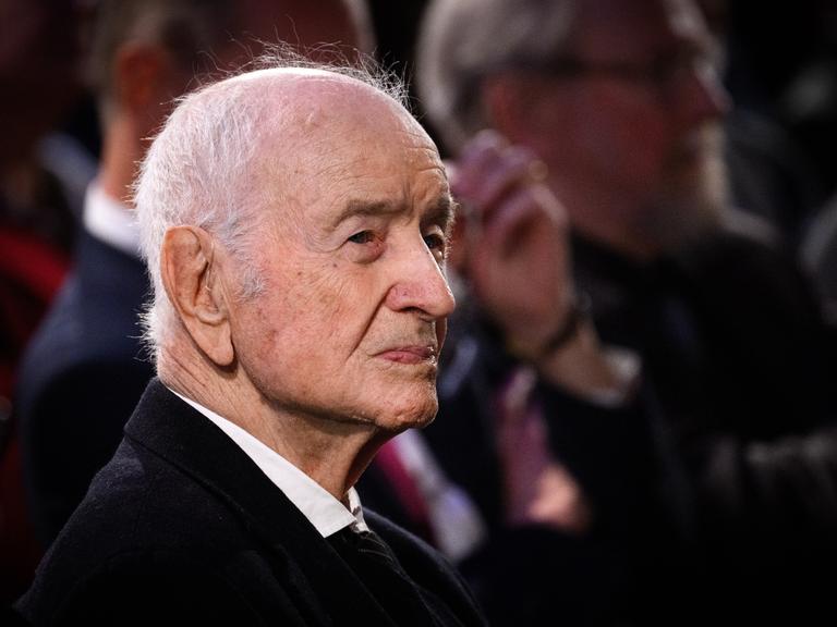 Schauspieler und Maler Armin Mueller-Stahl sitzt bei einem Symposium der Körber-Stiftung in der Akademie der Künste.