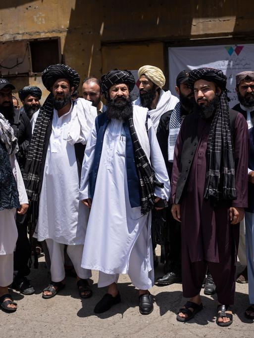 Mitglieder der Taliban-Führung stehen in einem Halbkreis in Kabul Ende Mai 2023.