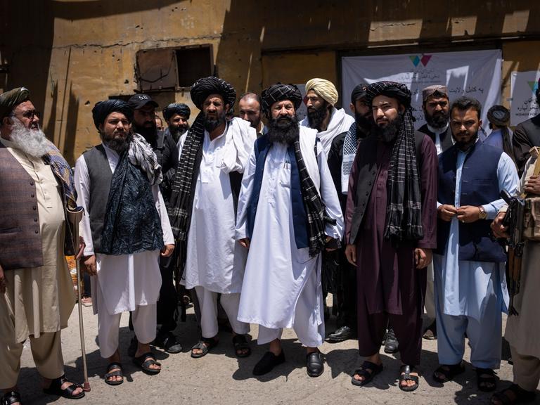 Mitglieder der Taliban-Führung stehen in einem Halbkreis in Kabul Ende Mai 2023.