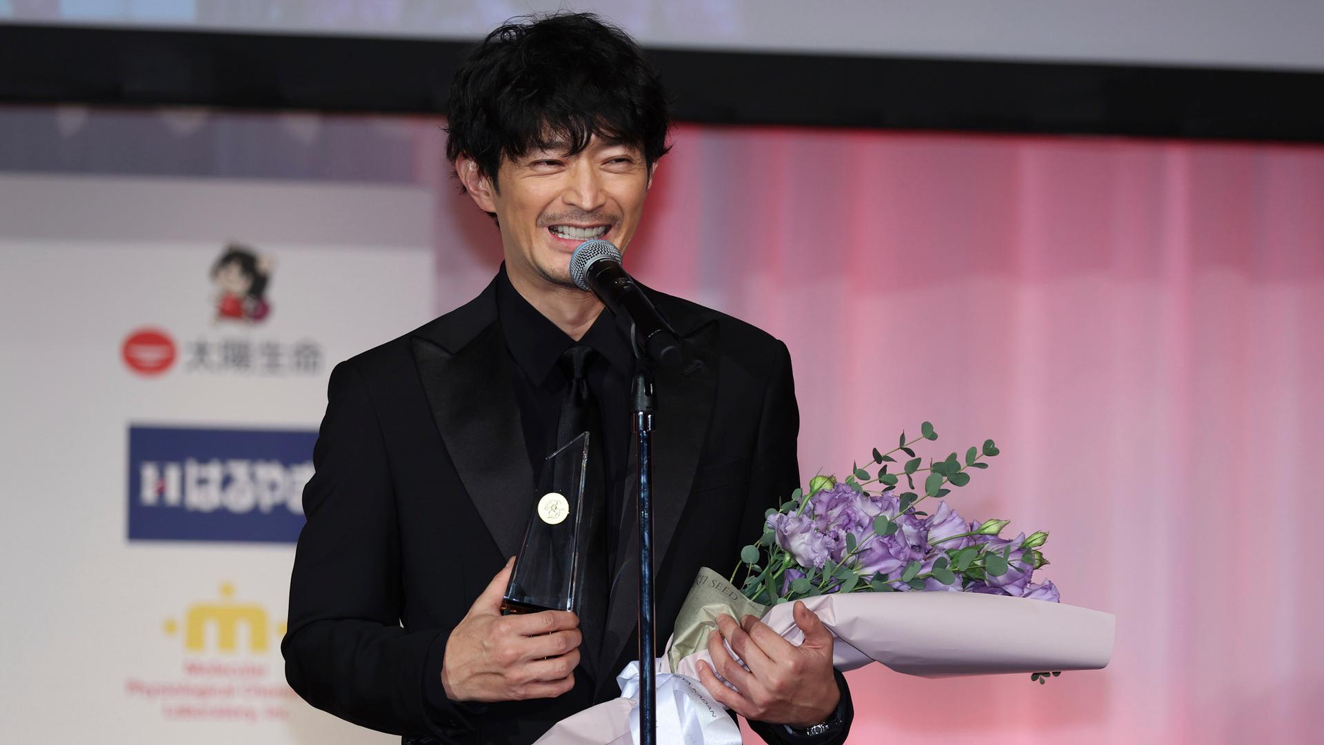 Der japanische Synchronsprecher Kenjiro Tsuda erhält am 27. November 2024 im Rahmen einer Preisverleihung im Bezirk Shibuya in Tokio den „Best Dresser Award“ in der Kategorie Unterhaltung. Der japanische Synchronsprecher Kenjiro Tsuda erhält am 27. November 2024 im Rahmen einer Preisverleihung im Bezirk Shibuya in Tokio den „Best Dresser Award“ in der Kategorie Unterhaltung.