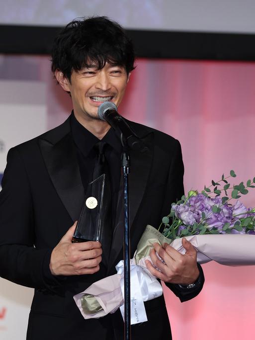 Der japanische Synchronsprecher Kenjiro Tsuda erhält am 27. November 2024 im Rahmen einer Preisverleihung im Bezirk Shibuya in Tokio den „Best Dresser Award“ in der Kategorie Unterhaltung.