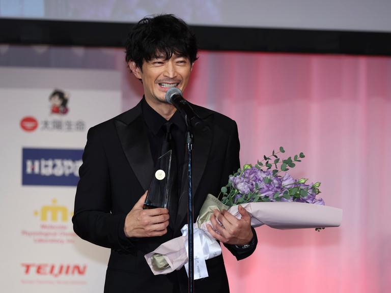 Der japanische Synchronsprecher Kenjiro Tsuda erhält am 27. November 2024 im Rahmen einer Preisverleihung im Bezirk Shibuya in Tokio den „Best Dresser Award“ in der Kategorie Unterhaltung.