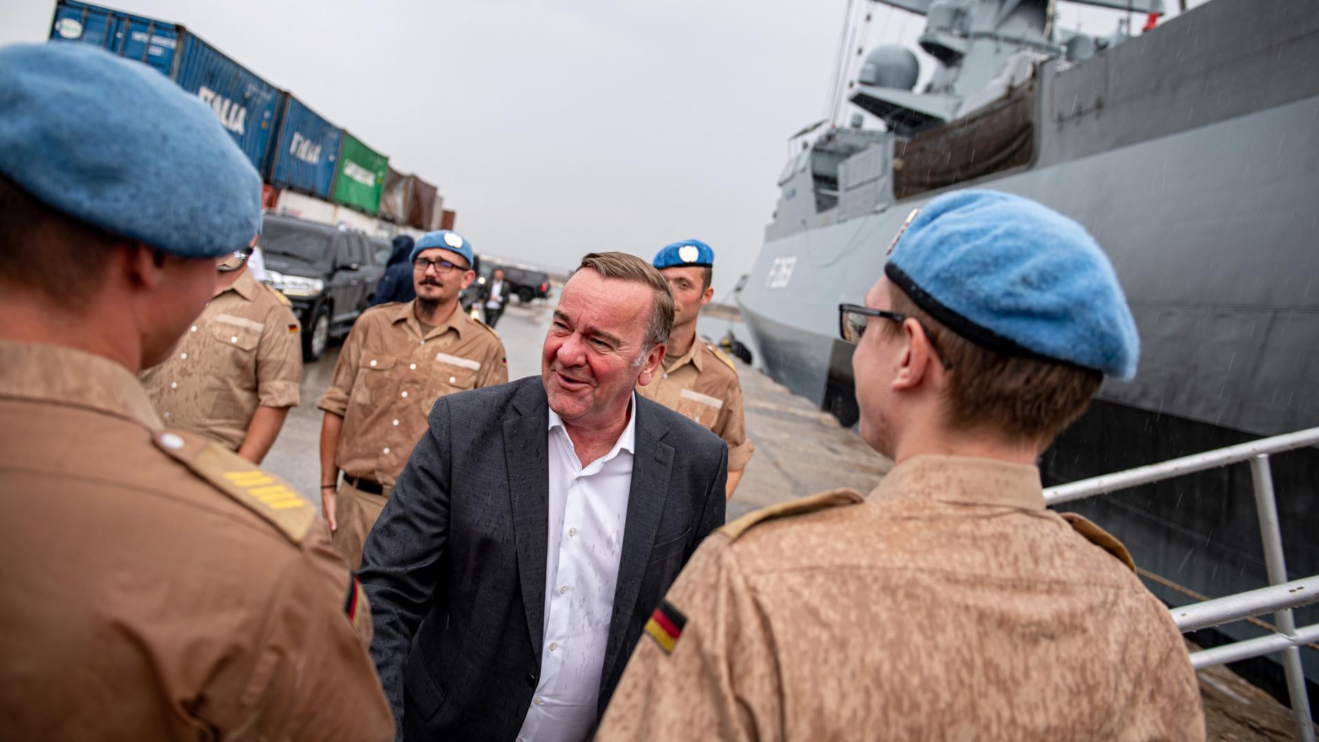 Boris Pistorius (M, SPD), Bundesminister der Verteidigung, begutachtet bei seinem Besuch im Libanon die Korvette "Oldenburg" der Deutschen Marine.