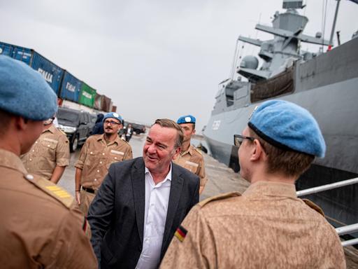 Boris Pistorius (M, SPD), Bundesminister der Verteidigung, begutachtet bei seinem Besuch im Libanon die Korvette "Oldenburg" der Deutschen Marine.