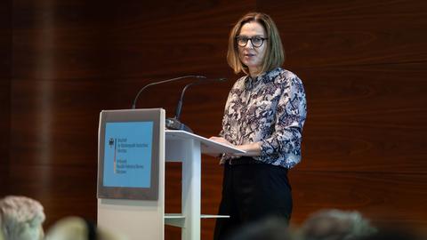 Małgorzata Ławrowska von Thadden steht bei einer Veranstaltung an einem Podium und spricht zu Publikum. Małgorzata Ławrowska von Thadden steht bei einer Veranstaltung an einem Podium und spricht zu Publikum.