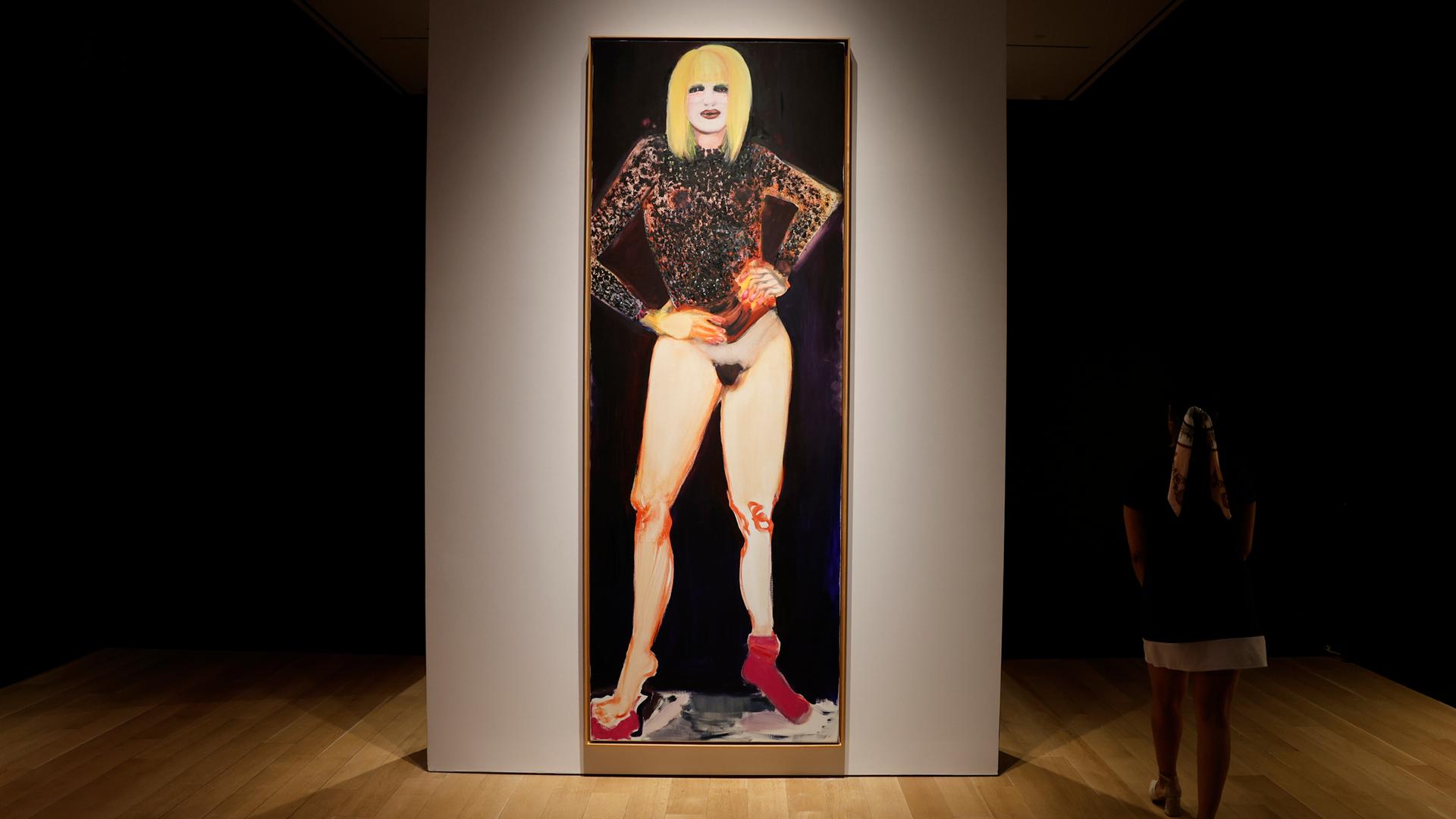 Das Gemälde "Miss January" von Marlene Dumas. Es zeigt eine stehende blonde Frau, die nur einen langärmeligen Pullover und einen pinkfarbenen Socken trägt. Der Unterkörper ist ansonsten nackt. Das Gemälde "Miss January" von Marlene Dumas. Es zeigt eine stehende blonde Frau, die nur einen langärmeligen Pullover und einen pinkfarbenen Socken trägt. Der Unterkörper ist ansonsten nackt.