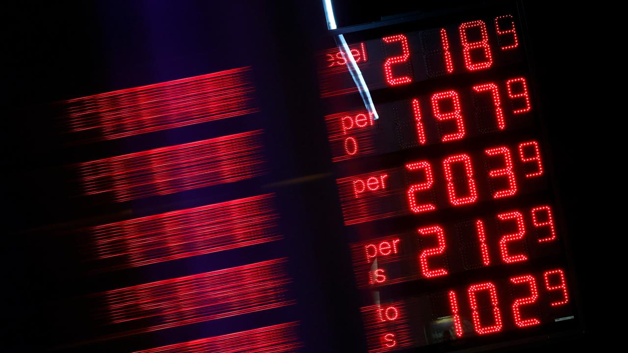 Spritpreise leuchten rot auf einer schwarzen Anzeigetafel einer Tankstelle