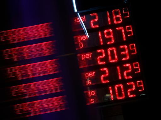 Spritpreise leuchten rot auf einer schwarzen Anzeigetafel einer Tankstelle Spritpreise leuchten rot auf einer schwarzen Anzeigetafel einer Tankstelle