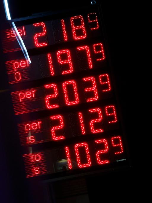 Spritpreise leuchten rot auf einer schwarzen Anzeigetafel einer Tankstelle Spritpreise leuchten rot auf einer schwarzen Anzeigetafel einer Tankstelle