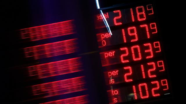 Spritpreise leuchten rot auf einer schwarzen Anzeigetafel einer Tankstelle