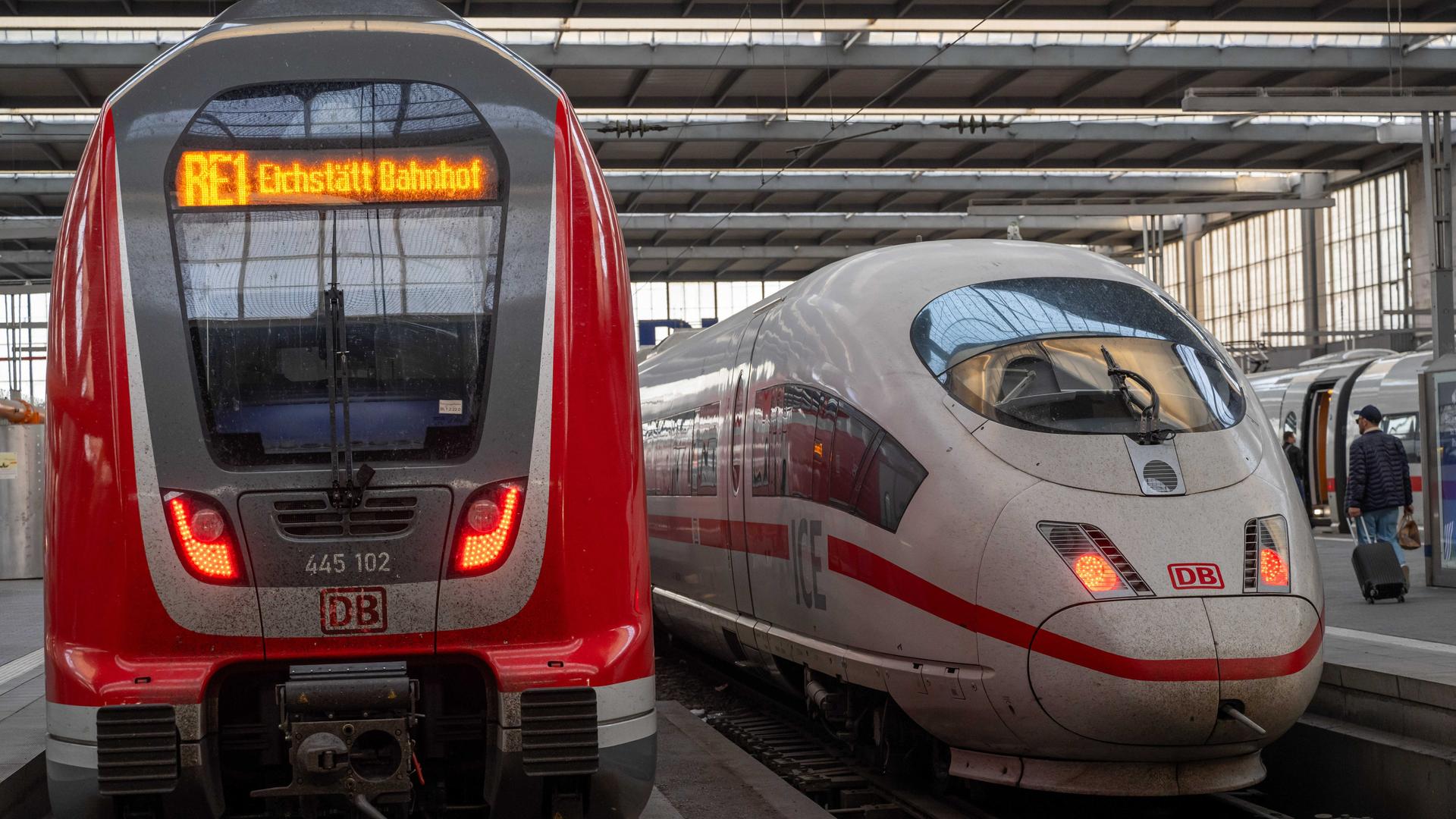 Zwei Züge der Deutschen Bahn stehen im Münchner Hauptbahnhof. 