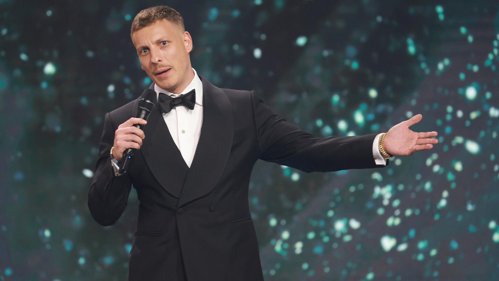  Erfolgreichstes Live-Programm - Felix Lobrecht erhält Comedypreis 