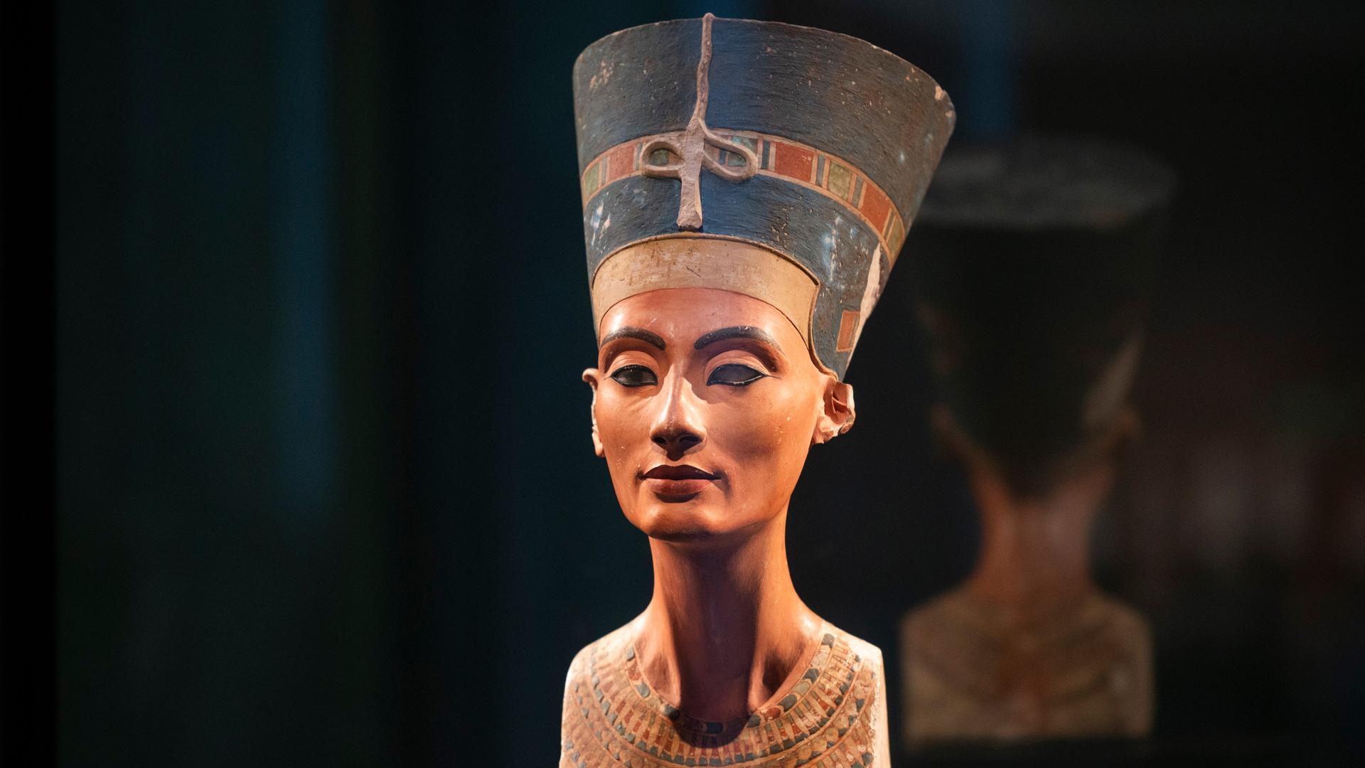 Die Büste der Königin Nofretete steht im Neuen Museum in Berlin.
Die Büste der Königin Nofretete steht im Neuen Museum in Berlin.