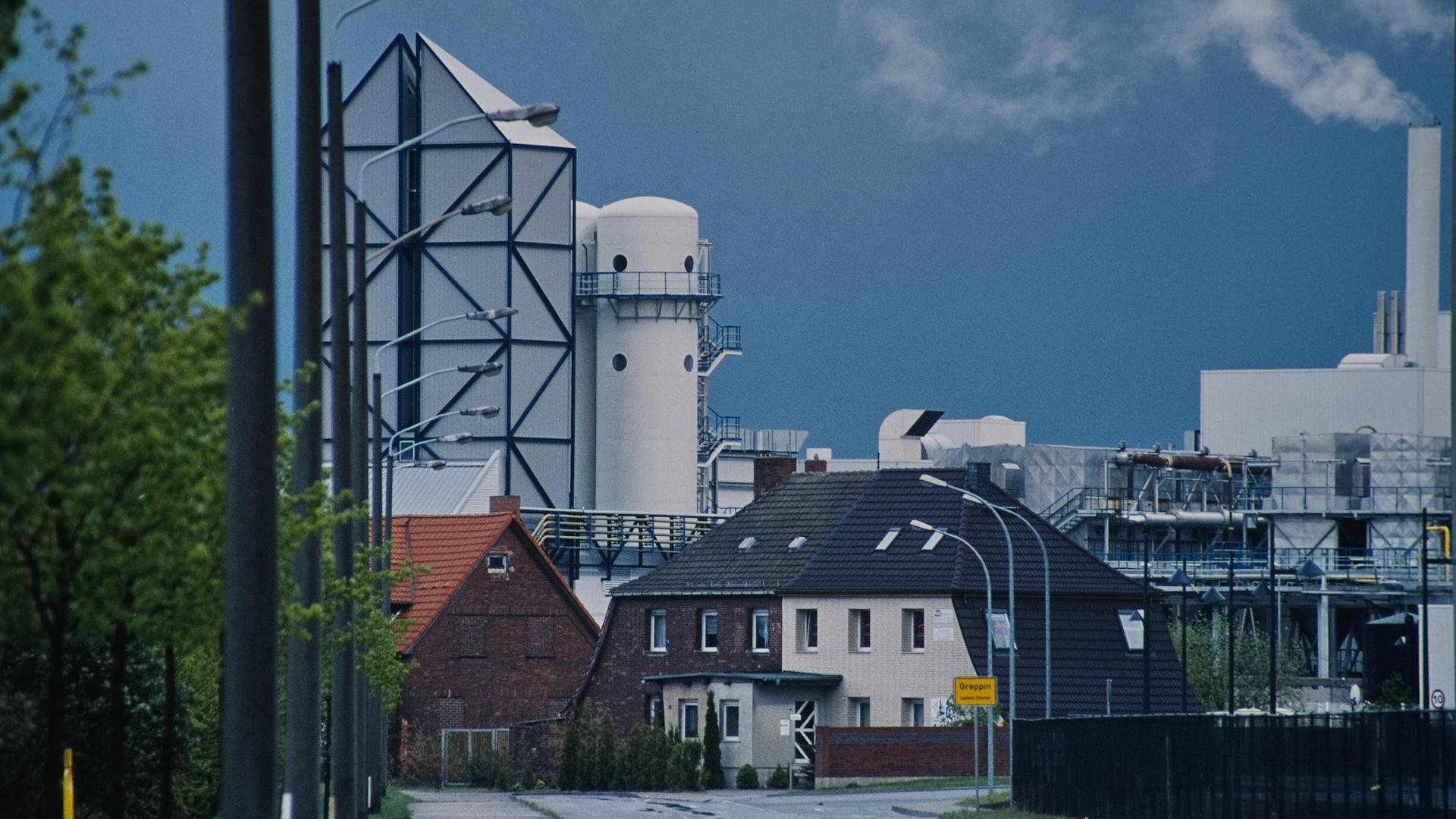 Häuser und Industrieanlagen in Bitterfeld-Wolfen.