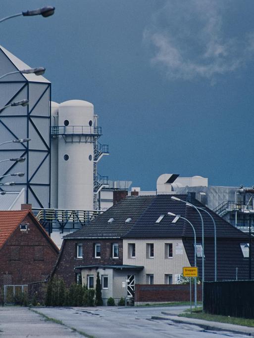 Häuser und Industrieanlagen in Bitterfeld-Wolfen.