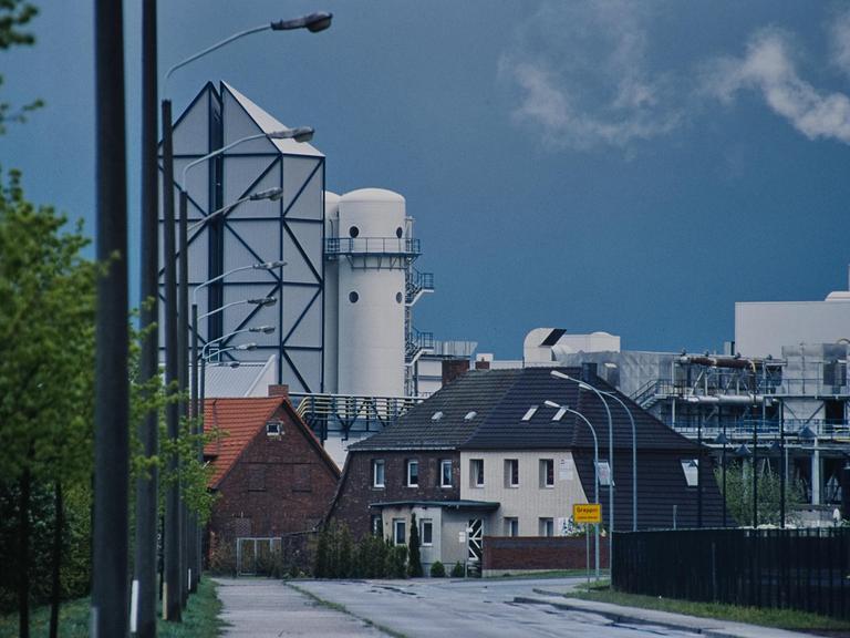 Häuser und Industrieanlagen in Bitterfeld-Wolfen.