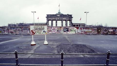 Blick auf die Berliner Mauer mit dem Brandeburger Tor dahinter. Anfang 1989.