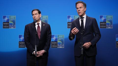 US-Außenminister Marco Rubio und NATO-Generalsekretär Mark Rutte bei einem gemeinsamen Statement während des NATO-Außenministertreffens in der schwedischen Stadt Helsingborg.