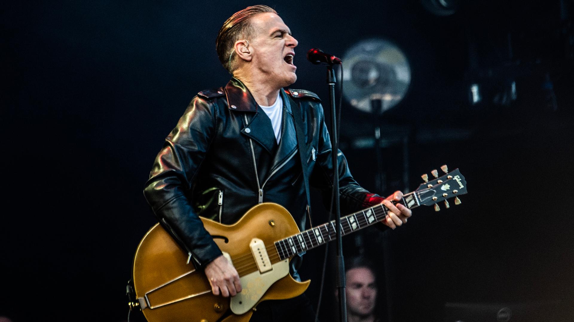 Der kanadische Singer-Songwriter und Musiker Bryan Adams tritt am Freitag, 28. Juni 2024, beim Tinderbox Musikfestival in Odense, Dänemark, auf.