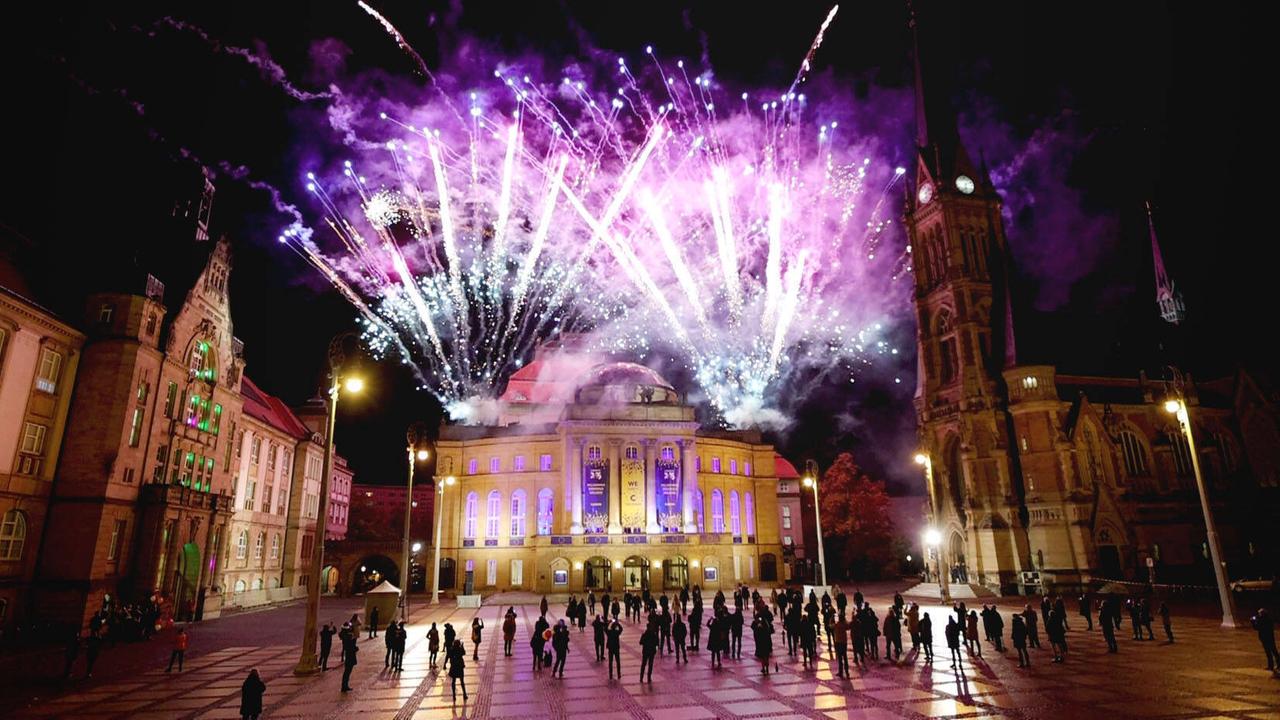 Über dem Opernhaus am Theaterplatz in Chemnitz wird ein Feuerwerk gezündet.
