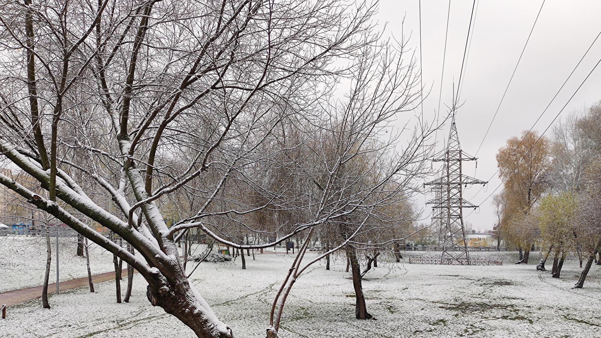 KYIV, UKRAINE - NOVEMBER 17, 2022 - Transmission towers are surrounded by trees as pictured during the first snowfall this season, Kyiv, capital of Ukraine., Credit:Hennadii Minchenko / Avalon