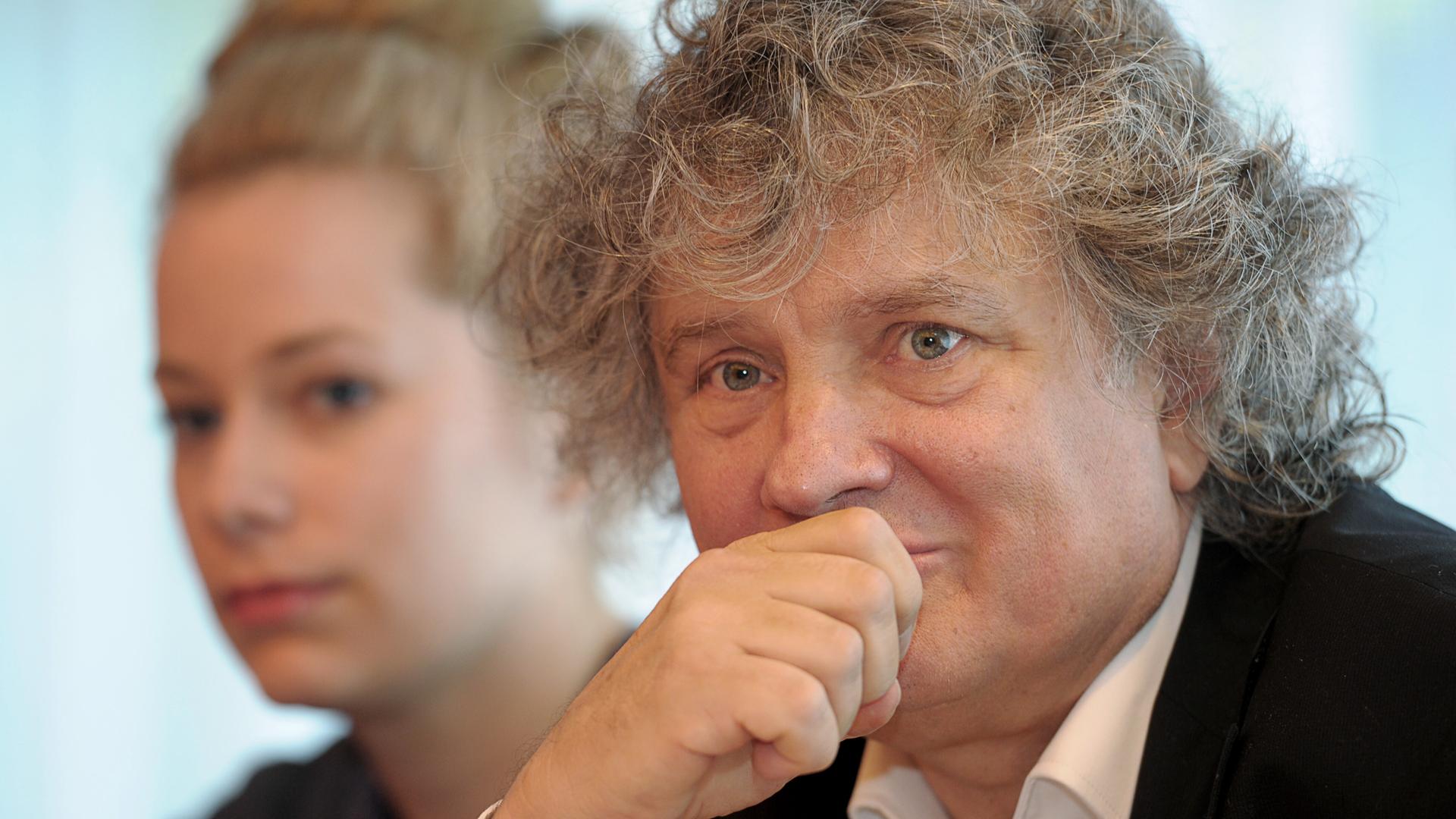 Dramaturg Carl Hegemann greift sich in einer Aufnahme von 2011 mit der Hand an den Mund