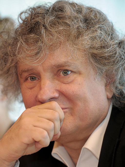 Dramaturg Carl Hegemann greift sich in einer Aufnahme von 2011 mit der Hand an den Mund