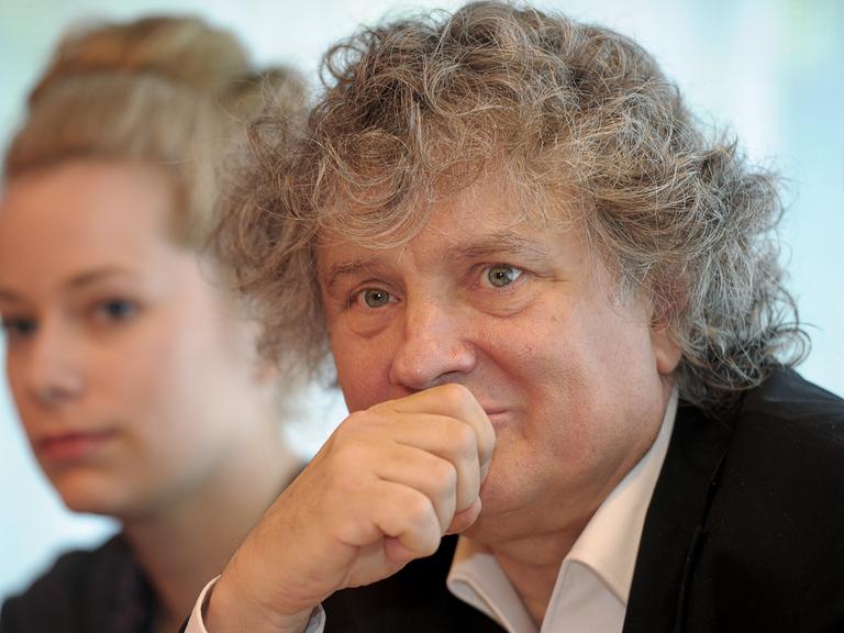 Dramaturg Carl Hegemann greift sich in einer Aufnahme von 2011 mit der Hand an den Mund