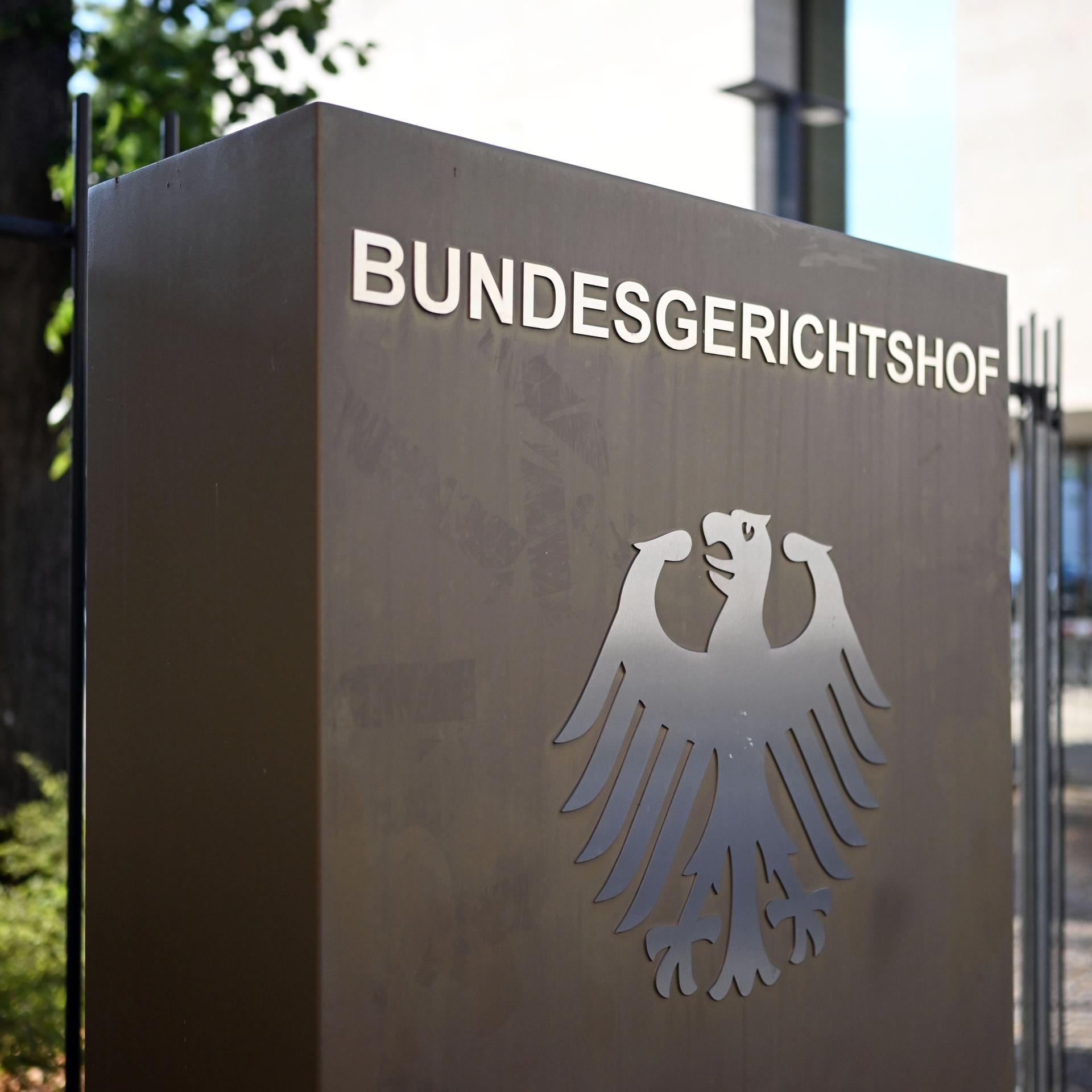 Ein Hinweisschild mit Bundesadler und dem Schriftzug "Bundesgerichtshof", aufgenommen vor dem BGH in Karlsruhe.
