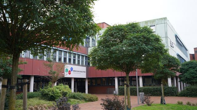 Blick auf die Berufliche Schule ITECH im Stadtteil Wilhelmsburg.  