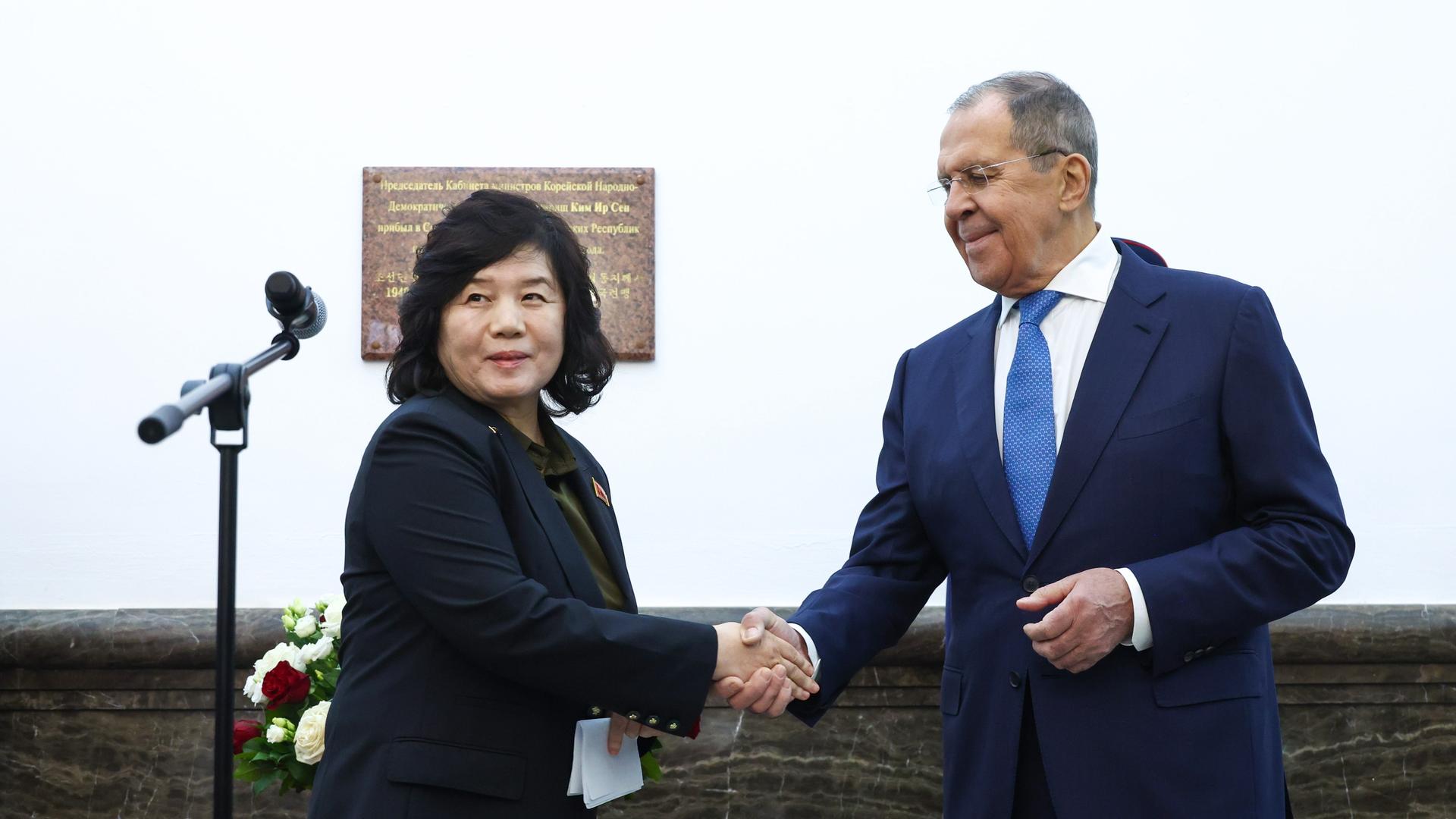 Die nordkoreanische Außenministerin Choe Son-hui (L) und Russlands Außenminister Sergej Lawrow schütteln sich die Hände. 