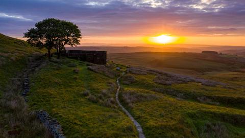 Sonnenaufgang über Top Withens, Haworth Moor. Das Farmhaus wurde mit "Sturmhöhe" von Emily Brontë in Verbindung gebracht.