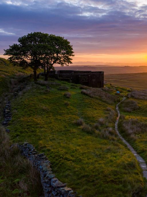 Sonnenaufgang über Top Withens, Haworth Moor. Das Farmhaus wurde mit "Sturmhöhe" von Emily Brontë in Verbindung gebracht.