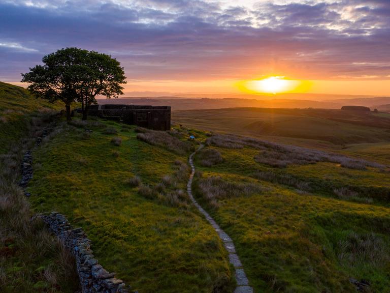 Sonnenaufgang über Top Withens, Haworth Moor. Das Farmhaus wurde mit "Sturmhöhe" von Emily Brontë in Verbindung gebracht.