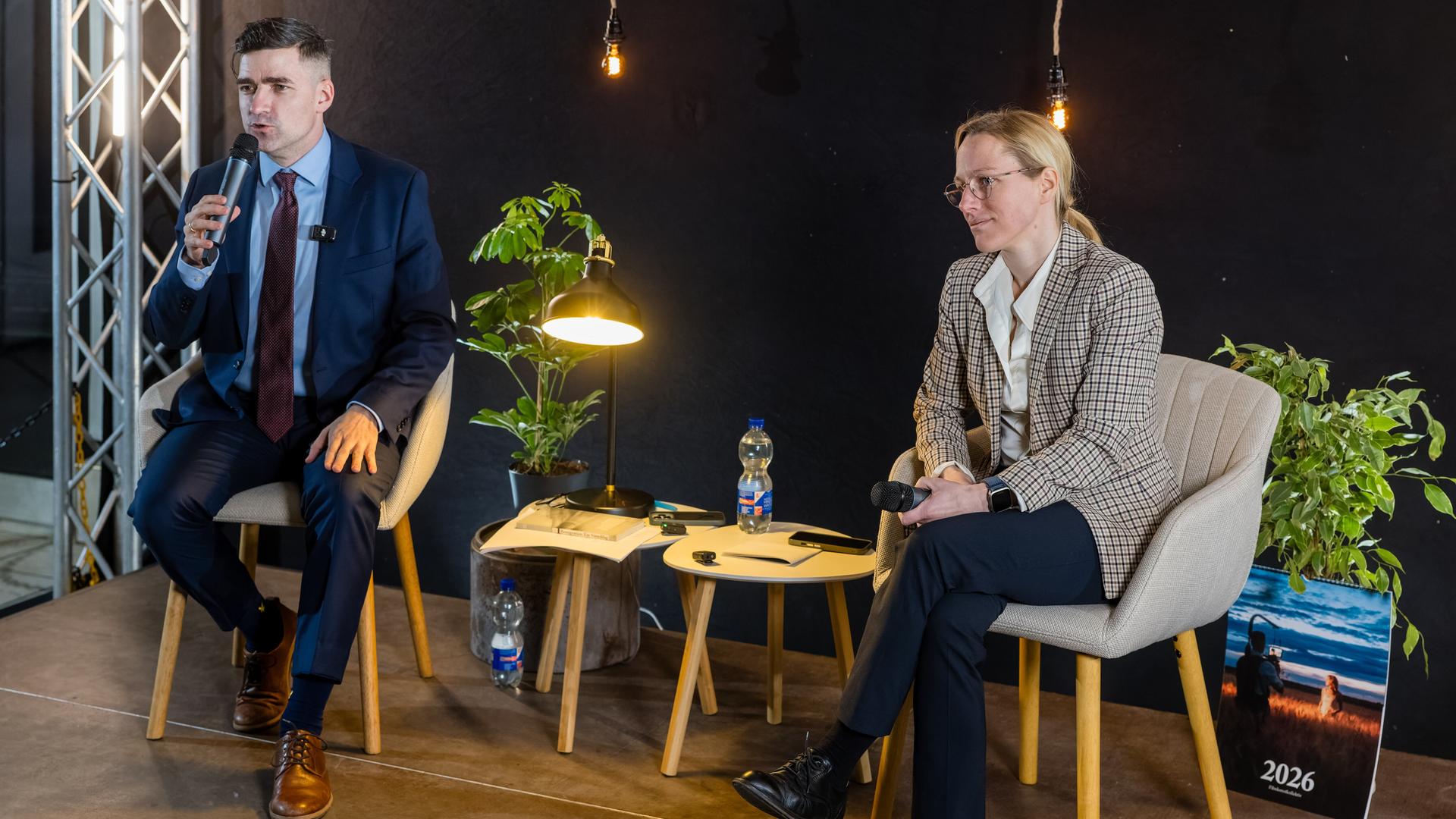 Martin Sellner (l) sitzt mit Lena Kotré (AfD) bei einer Pressekonferenz vor einem von ihm organisierten "Podium zur Remigration" und spricht zu Medienvertretern.