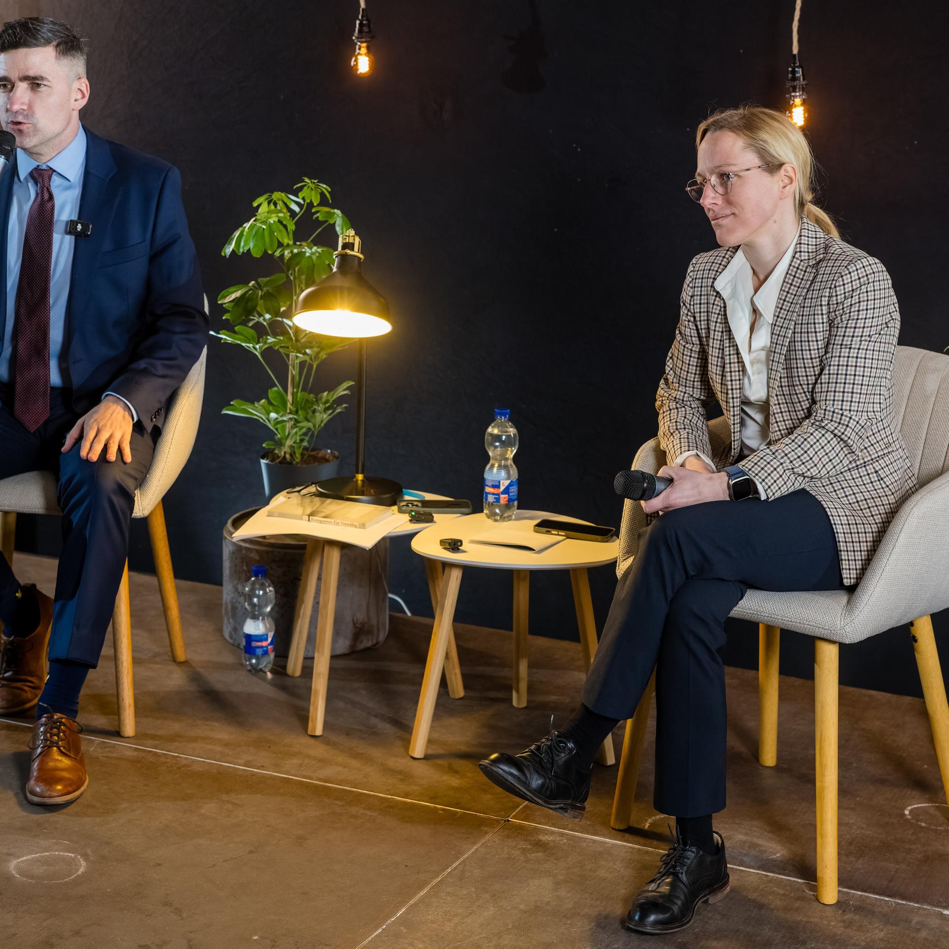 Martin Sellner (l) sitzt mit Lena Kotré (AfD) bei einer Pressekonferenz vor einem von ihm organisierten "Podium zur Remigration" und spricht zu Medienvertretern.