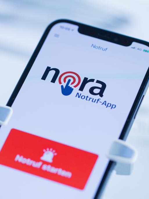 Die Notruf-App Nora ist auf dem Display eines Mobiltelefons zu sehen