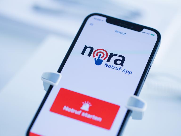 Die Notruf-App Nora ist auf dem Display eines Mobiltelefons zu sehen