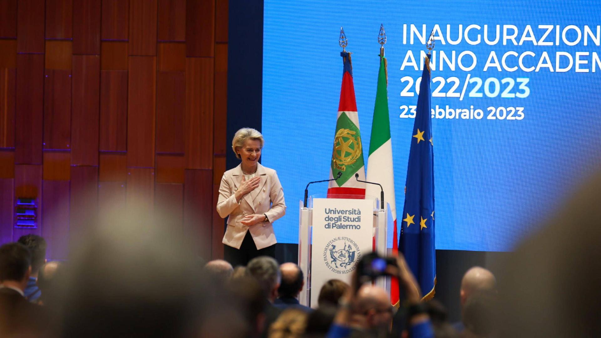 Italien, Palermo: EU-Kommissionspräsidentin Ursula von der Leyen spricht bei der Eröffnung des akademischen Jahres. Italien, Palermo: EU-Kommissionspräsidentin Ursula von der Leyen spricht bei der Eröffnung des akademischen Jahres.