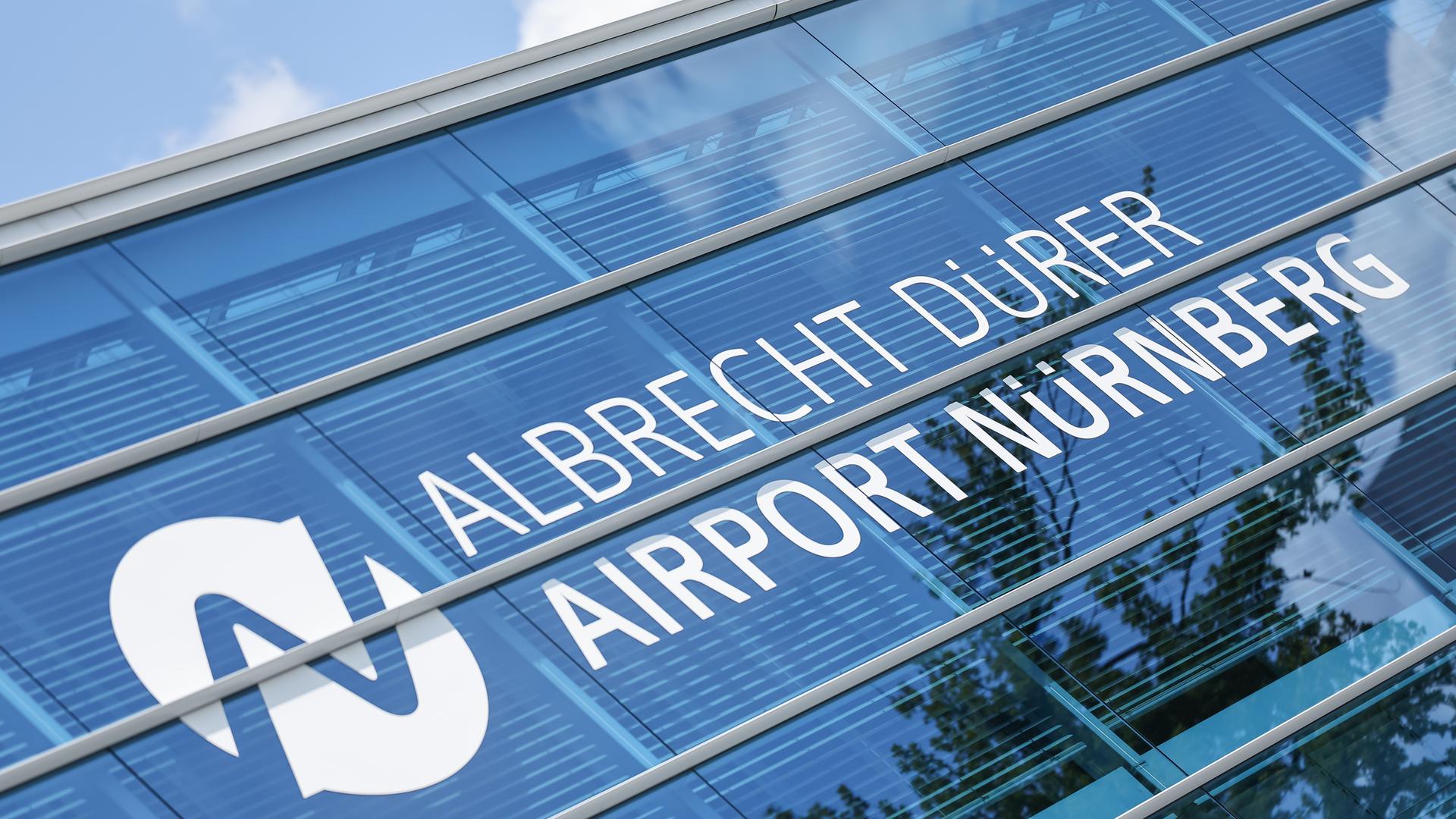 Bayern, Nürnberg: Logo des Nürnberger Albrecht Dürer Flughafens an einem Gebäude. Bayern, Nürnberg: Logo des Nürnberger Albrecht Dürer Flughafens an einem Gebäude.